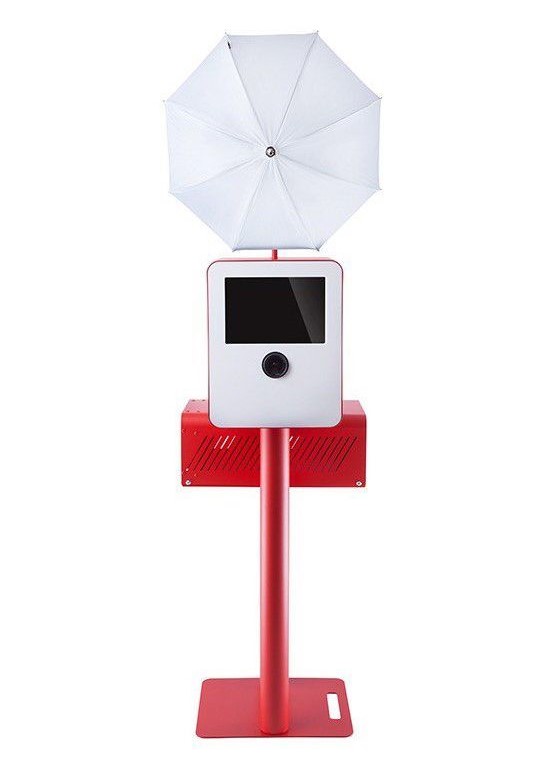 Foto-Box im Garten bei einer Hochzeit. 